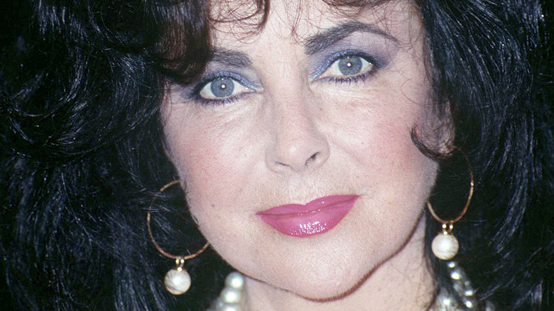 Elizabeth Taylor poses at an event