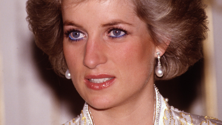 Princess Diana, posing