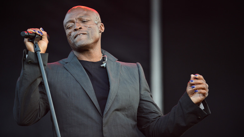 Seal performing