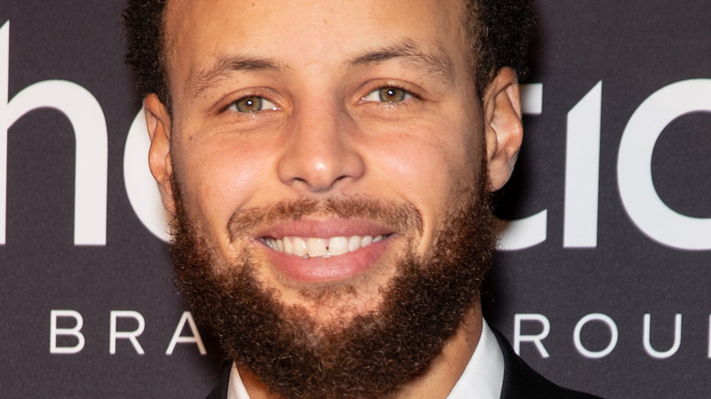 Stephen Curry smiling at an event 