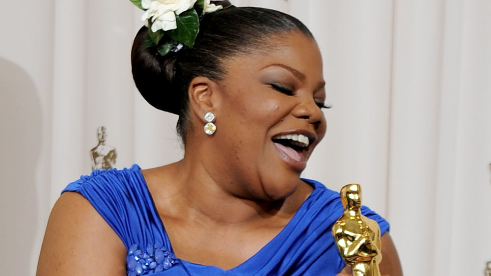 Mo'Nique holding Oscar