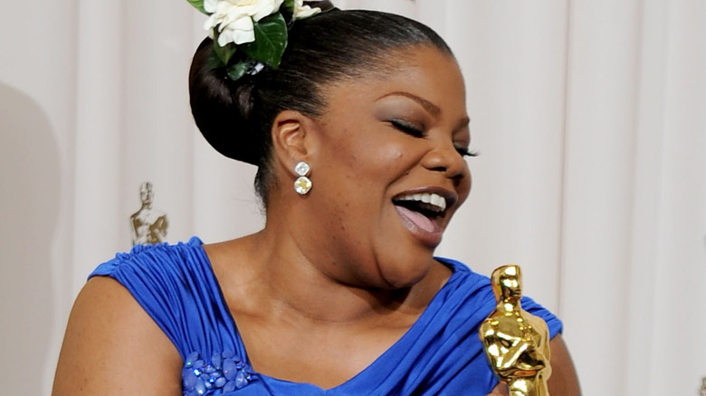 Mo'Nique holding Oscar