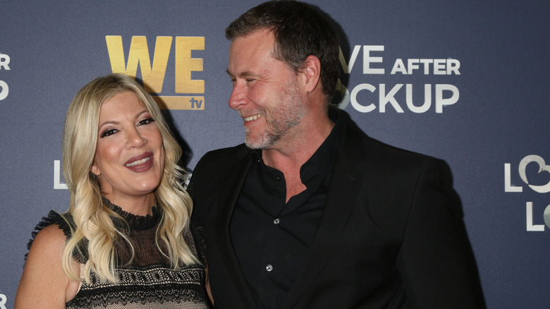 Tori Spelling and Dean McDermott laugh on the red carpet
