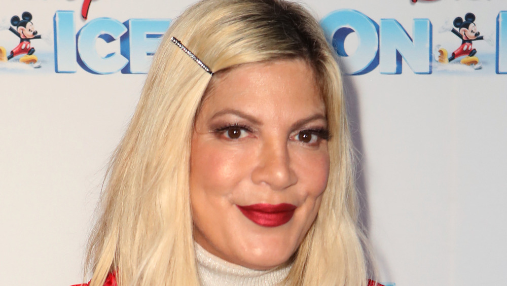 Tori Spelling wearing lipstick