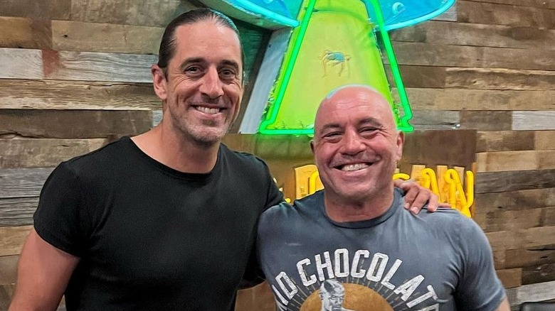 Aaron Rodgers poses with Joe Rogan