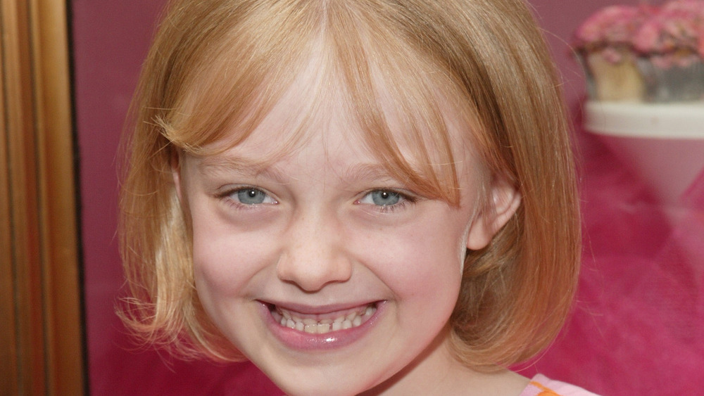 Dakota Fanning, as a child, 2003, smiling, bangs and blonde bob