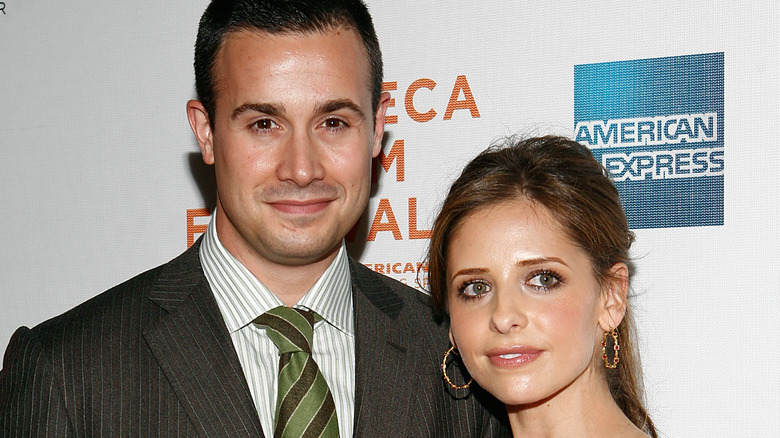 Sarah Michelle Gellar and Freddie Prinze Jr. posing