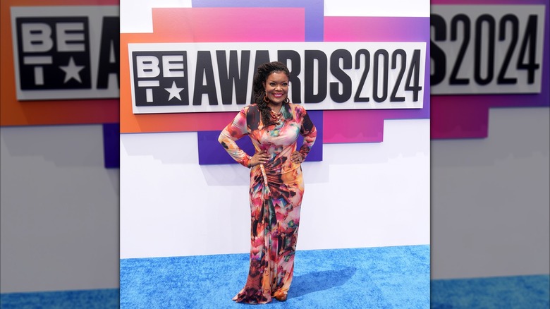 Yvette Nicole Brown posing