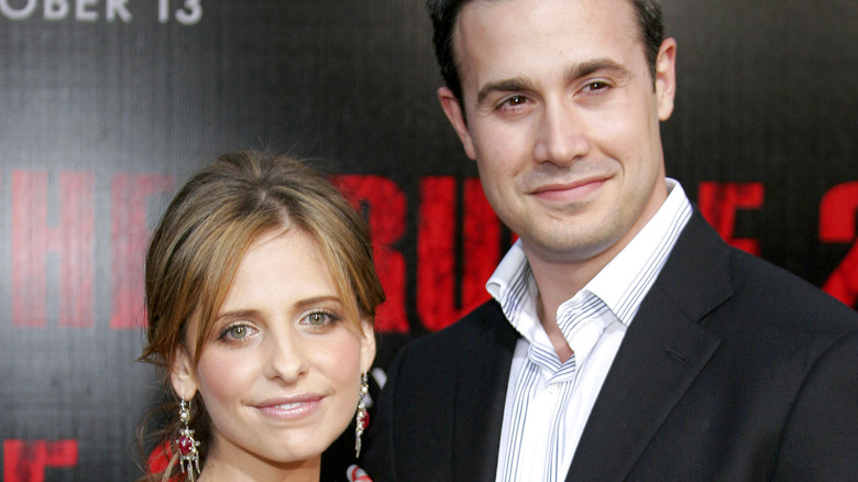 Sarah Michelle Gellar and Freddie Prinze Jr. smiling