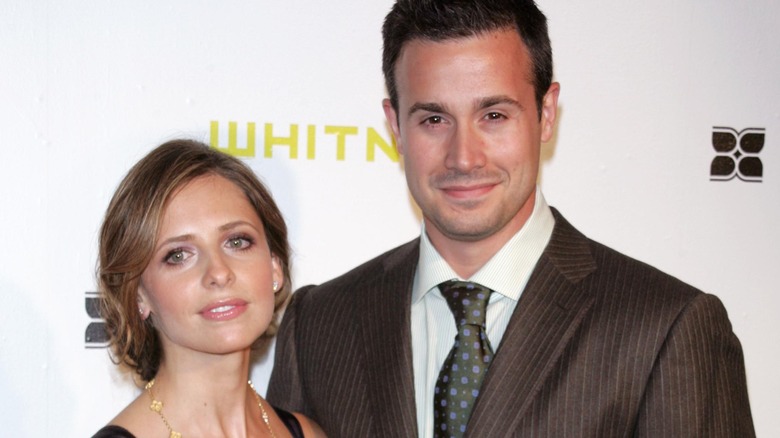 Sarah Michelle Gellar and Freddie Prinze Jr. smiling