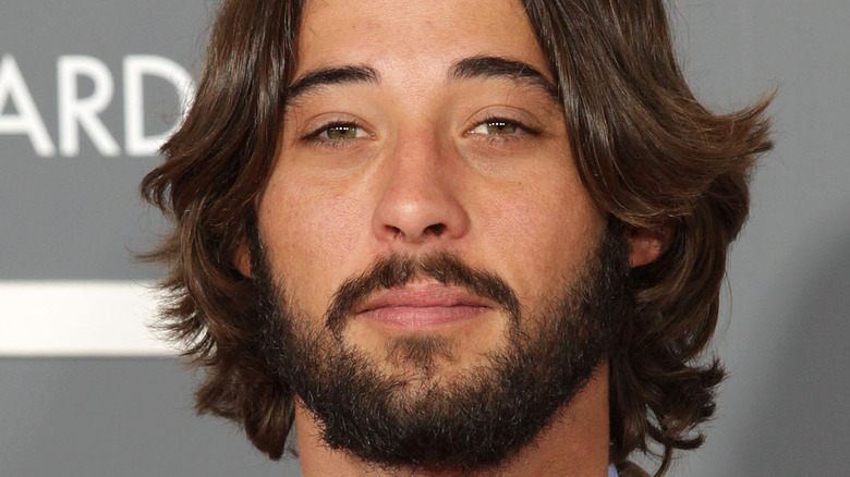 Ryan Bingham arrives at the 2011 Grammy Awards