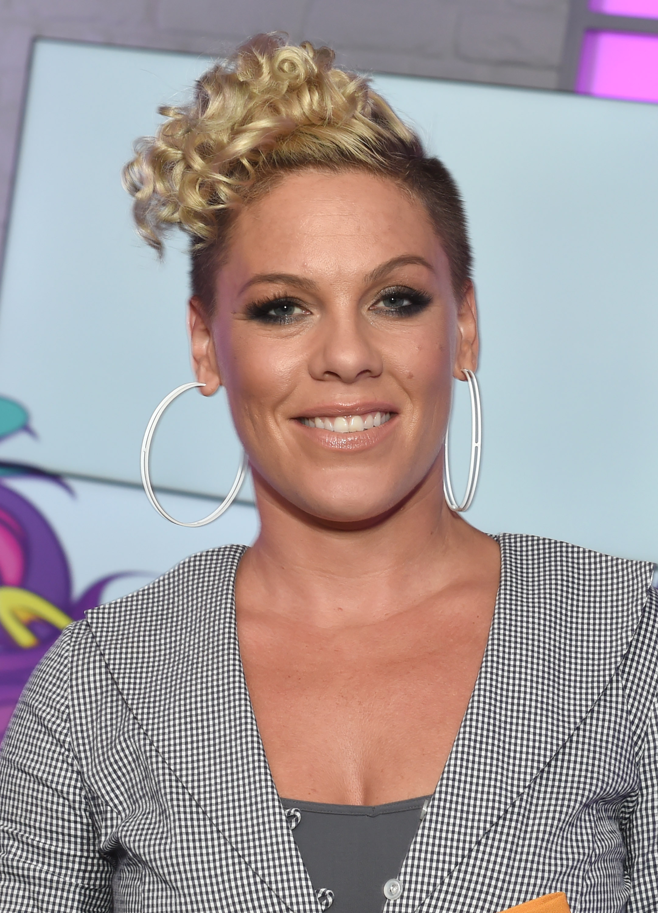 Pink delivers moving speech after accepting video vanguard award at