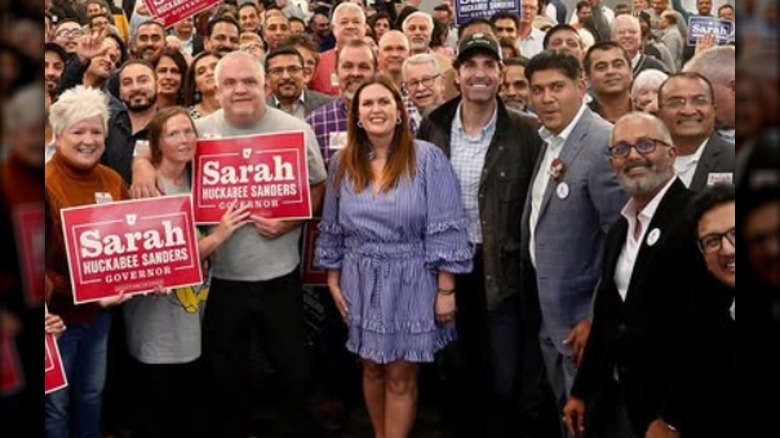 Sarah Huckabee Sanders posing with voters during her gubernatorial campaign.